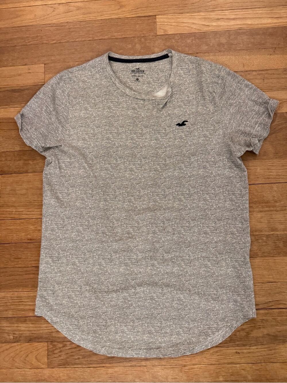 Hollister Men's Grey Curved Hem Tee - Size M
b75